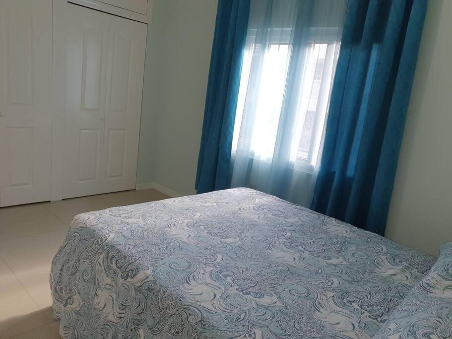 Central Upscale New Kingston Apt With Pool Exterior photo
