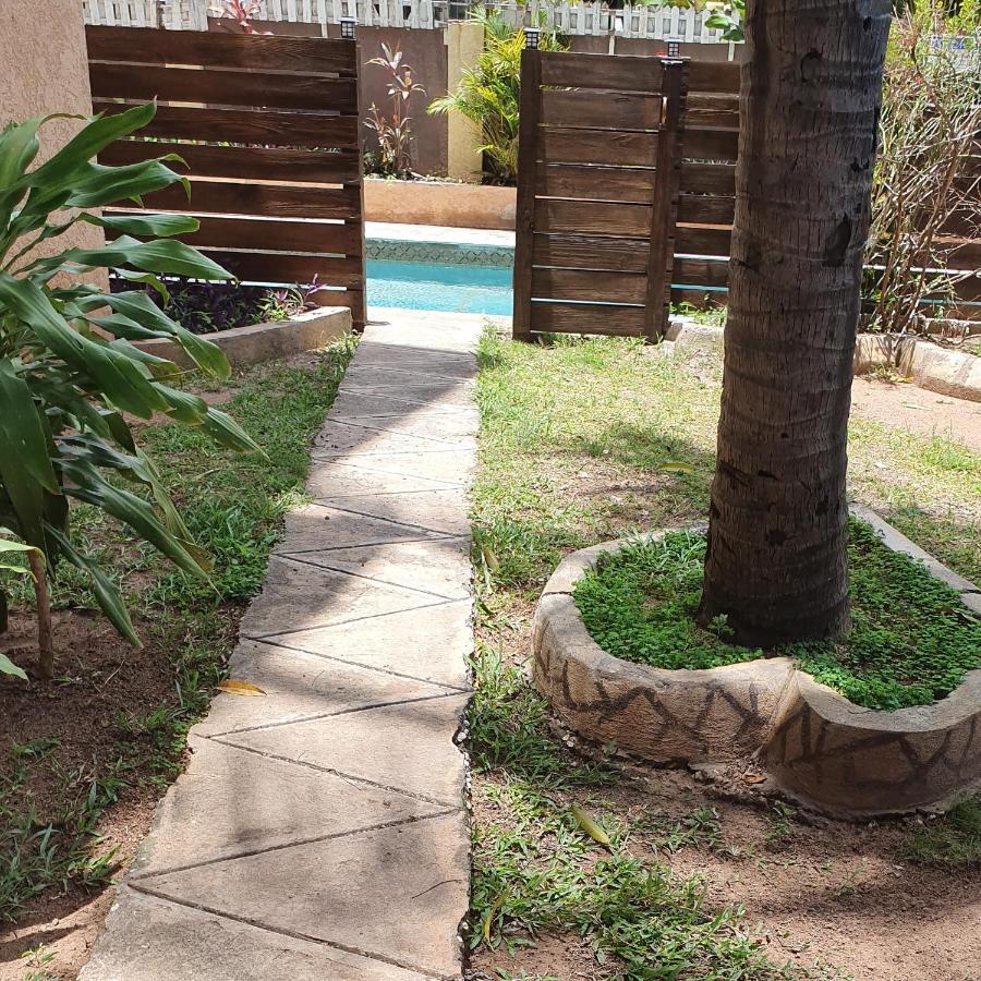 Central Upscale New Kingston Apt With Pool Exterior photo